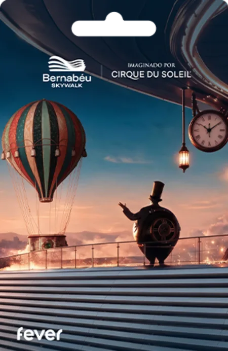 Tarjeta regalo Bernabéu Skywalk imaginado por Cirque du Soleil: globo aerostático y personaje de KURIOS sobre el Bernabéu al atardecer